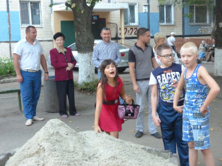 Для маленьких жителів вулиці Електрозаводська, 6 завезений пісок