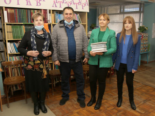 Представители ВО «Батьківщина» посетили Криворожскую детскую библиотеку № 9 накануне дня Святого Николая