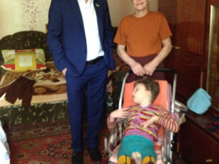 Андрей Клименко посетил с поздравлениями мать ребёнка – инвалида