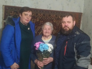 Актив Терновской организации ВО «Батьківщина» поздравил криворожанку с двойным праздником