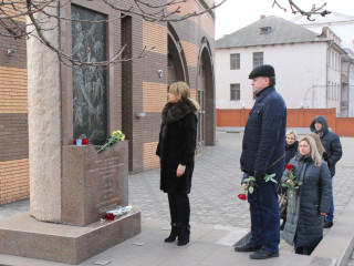 Більше ніколи. В день пам'яті жертв Голокосту Ольга Бабенко поклала квіти до пам'ятника