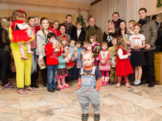 Дети из семей переселенцев с востока Украины получили подарки к Новому Году