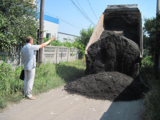 На вулиці Вакуленчука засипали ями.