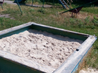 На детскую площадку завезен песок.