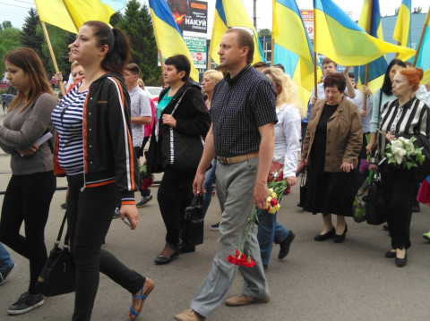 Активісти Довгинцівського районного осередку ВО «Батьківщина» взяли участь в урочистій ході та мітингу-реквіємі