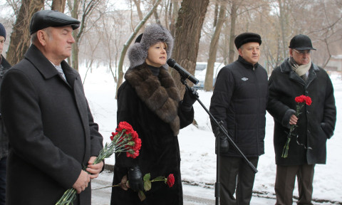 Ольга Бабенко вместе с жителями Кривого Рога почтила память Григория Гутовского у дома, в котором он жил