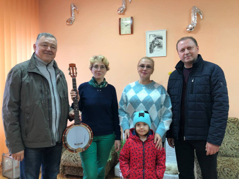 Активісти «За рідне місто» подарували музичний інструмент музичній школі