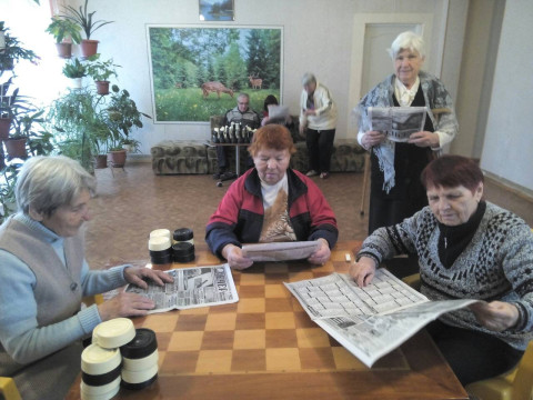 Активисты Терновской организации «ЗА РІДНЕ МІСТО» привезли пенсионерам свежую периодику