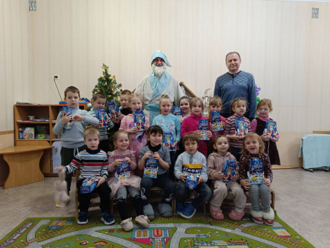 Актив районної організації "За рідне місто" привітав діточок садочку №80 з Днем святого Миколая