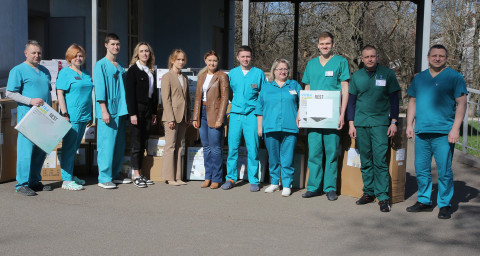 Ольга Бабенко вместе с депутатом ВРУ передали медицинское оборудование криворожским больницам