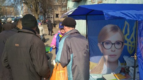 16 марта информационные палатки и мобильные группы ВО «Батьківщина» работали на улицах Кривого Рога