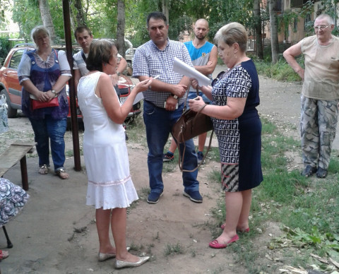 Ольга Рулева и Фаиг Алиев вместе с помощниками встретились с жителями дома 18 по улице Степана Тильги