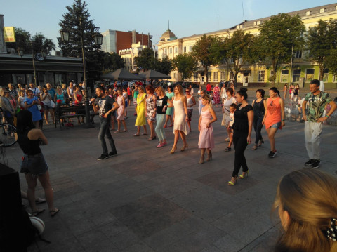 На Театральной площади главной улицы города прошел вечер латиноамериканских танцев