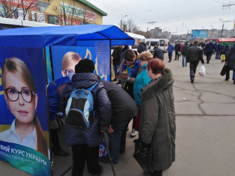 В субботний день 9 марта информационные палатки ВО «Батьківщина» продолжили свою работу