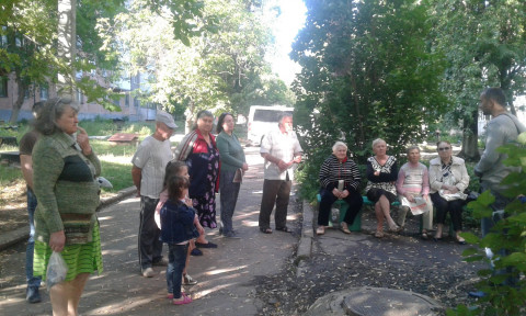 Денис Хотькин предоставил консультации и принял обращения по наиболее актуальным для людей вопросам на выездной встрече в Терновском районе