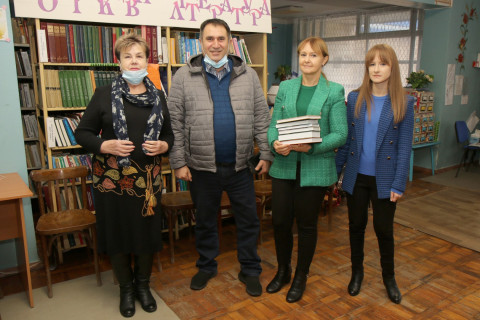 Представители ВО «Батьківщина» посетили Криворожскую детскую библиотеку № 9 накануне дня Святого Николая