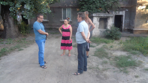 Галина Бакланова с помощником провели выездную встречу с жителями улицы Переяславской