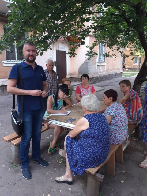 Активисты Саксаганской районной организации на выездной встрече обсудили с жителями района их нужды