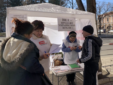 19 февраля информационные палатки ВО «Батьківщина» снова работали на улицах Кривого Рога