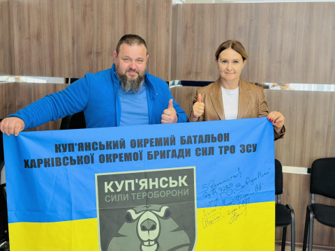 Ольга Бабенко получила флаг с благодарностью защитников от одной из бригад обороны
