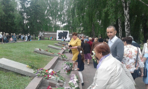 Денис Хотькин и активисты "ЗА РIДНЕ МIСТО" прошли маршем к братской могиле по улице Ивана Сирко