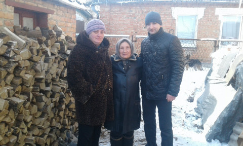 Представители «ЗА РІДНЕ МІСТО» помогли семье терновчан в заготовке дров