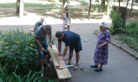 Активисты Терновской организации установили лавочку на придомовой территории
