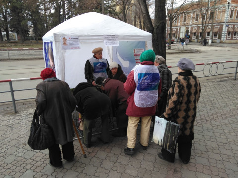 13 февраля информационные палатки ВО «Батьківщина» работали во всех районах города Кривого Рога