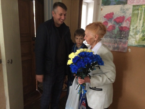 Депутат  «ЗА РІДНЕ МІСТО» поздравил заслуженного педагога Украины с Днём учителя