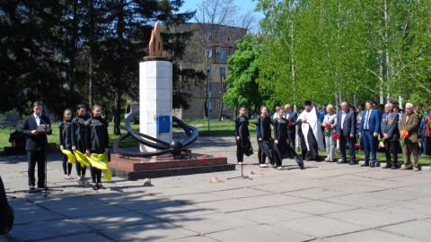 Представители «ЗА PIДНЕ МIСТО» возложили цветы к мемориальным знакам Героям-чернобыльцам